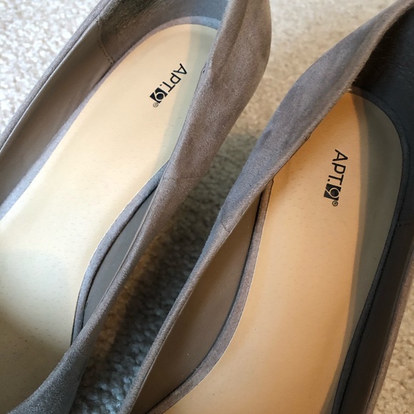 Women’s Size 8 Taupe Suede Wedges - Picture 3 of 10